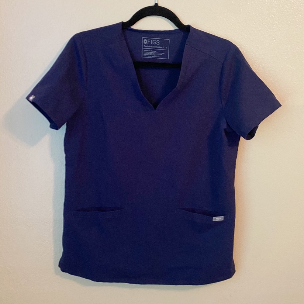 Figs Casma™ Three-Pocket Scrub Top - Navy Sz Small